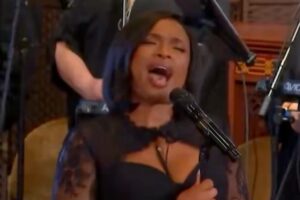 Jennifer Hudson rend hommage à Clive Davis avec « Hallelujah » et « I Will Always Love You »