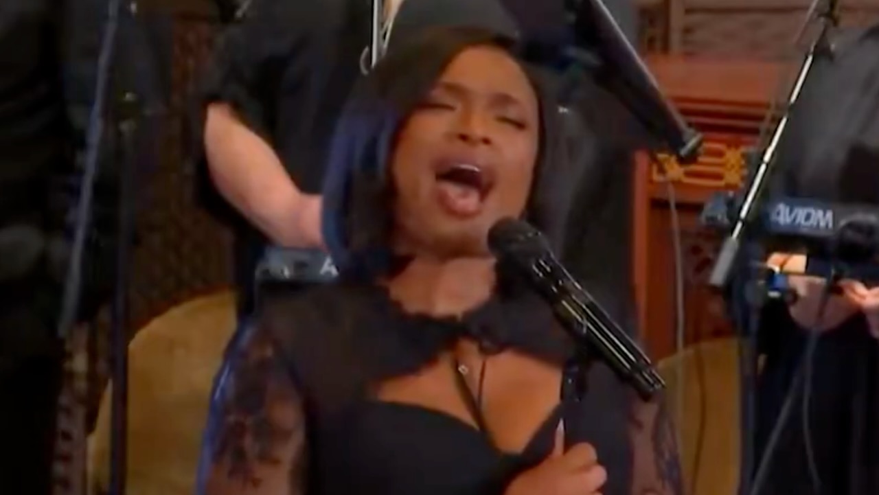 Jennifer Hudson rend hommage à Clive Davis avec "Hallelujah" et "I Will Always Love You"