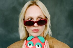 Laura Marling Surprise sort l’album de reprises de Raffi : Stream