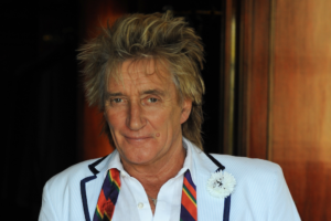 Les fans sont irrités après que Rod Stewart ait annulé son spectacle et ait ensuite assisté à un match de Coupe du monde