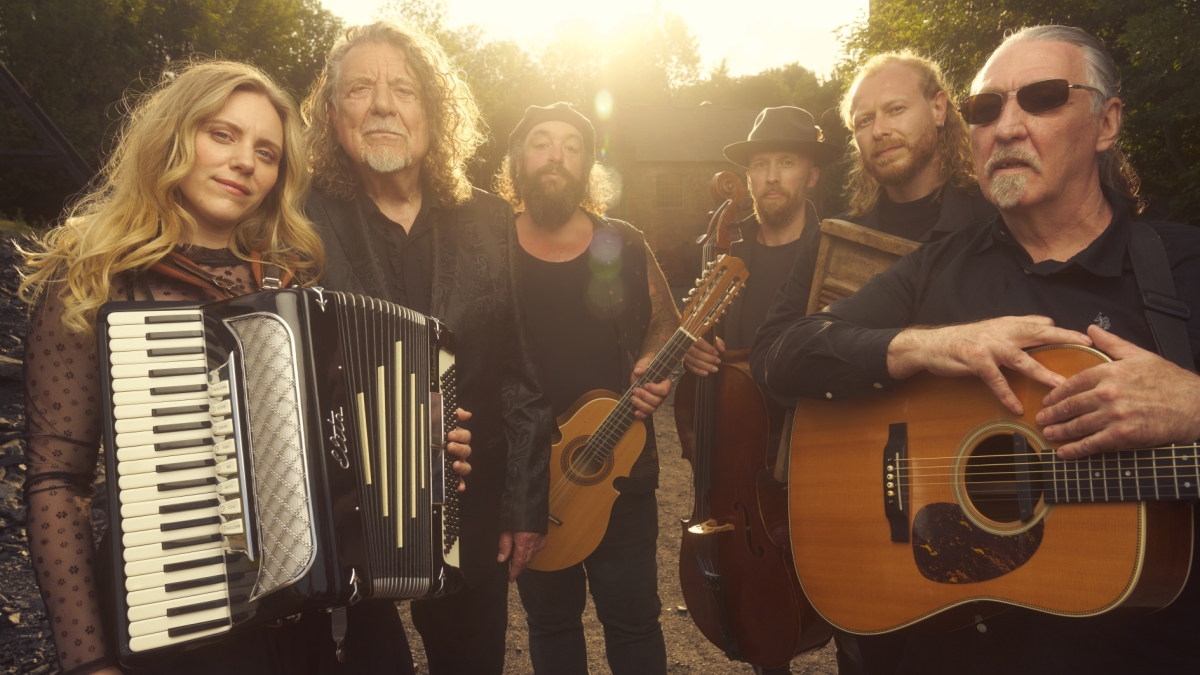 Robert Plant annonce les dates de sa tournée américaine pour l’automne 2026 avec Saving Grace et Suzi Dian