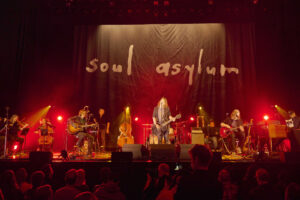 Soul Asylum annonce les dates de sa tournée et son album live MPLS Unplugged