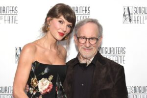 Steven Spielberg fait l'éloge de Taylor Swift au Temple de la renommée des auteurs-compositeurs