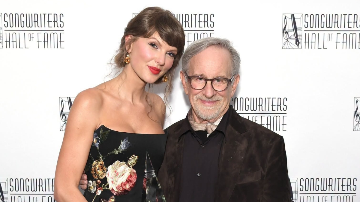 Steven Spielberg fait l'éloge de Taylor Swift au Temple de la renommée des auteurs-compositeurs