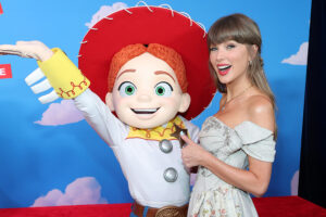 Taylor Swift chante « I Knew It, I Knew You », « You've Got a Friend in Me » à la première de Toy Story 5
