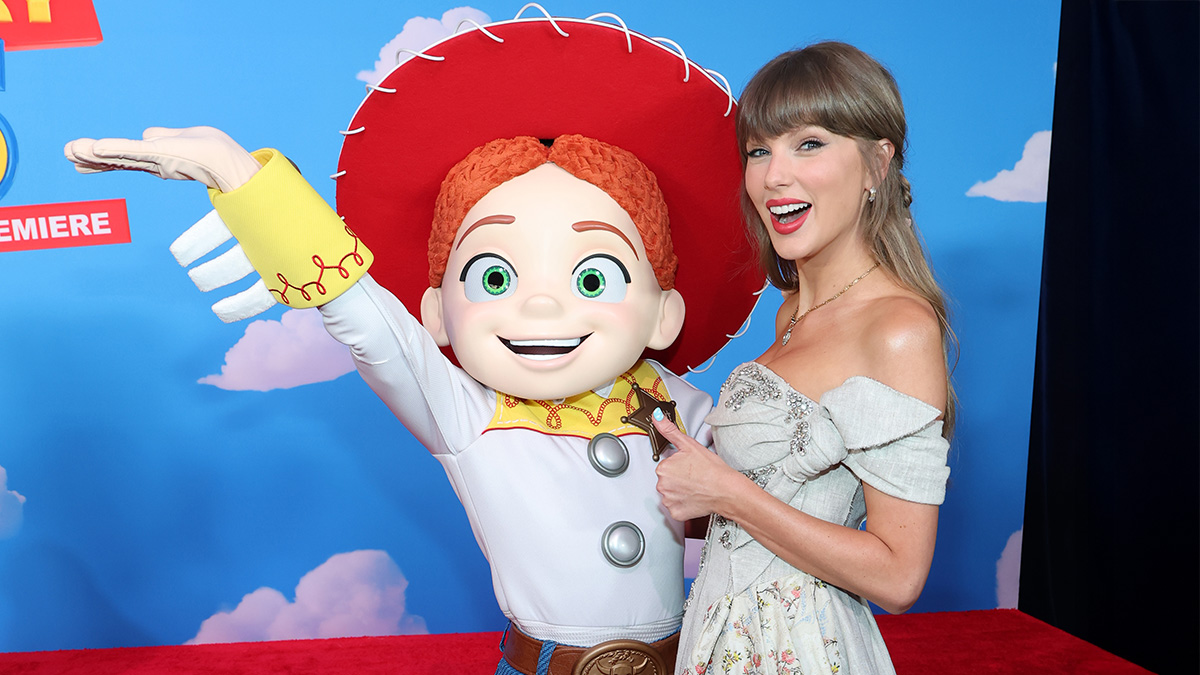 Taylor Swift chante "I Knew It, I Knew You", "You've Got a Friend in Me" à la première de Toy Story 5