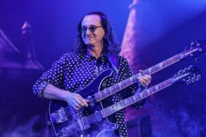 RUSH reporte deux émissions au Texas alors que Geddy Lee lutte contre la laryngite et la bronchite