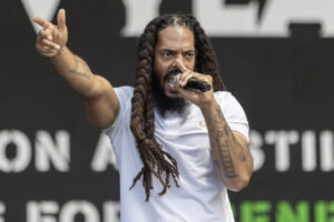 Bob Vylan poursuit la BBC pour diffamation après des chants pro-palestiniens à Glastonbury