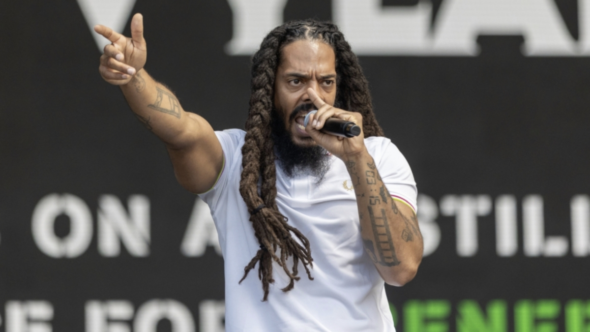 Bob Vylan poursuit la BBC pour diffamation après des chants pro-palestiniens à Glastonbury
