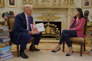 Donald Trump tente de lire un livre écrit pour les élèves de deuxième année