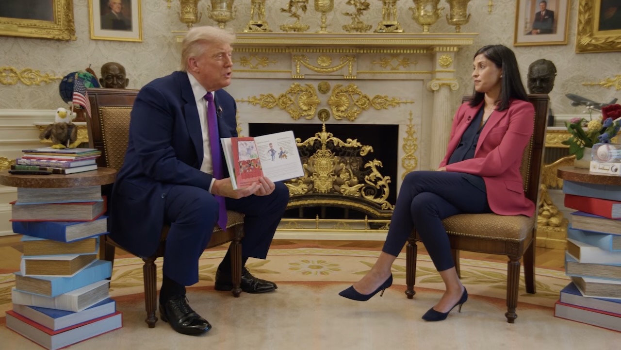 Donald Trump tente de lire un livre écrit pour les élèves de deuxième année