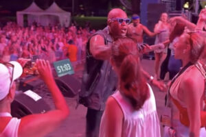 Flo Rida se présente à la grande foire de l'État américain et attire une foule très blanche