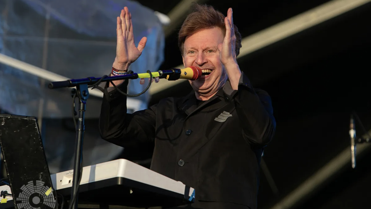 Gerald Casale de DEVO réalise une vidéo insultante pour Trump pour son nouveau single