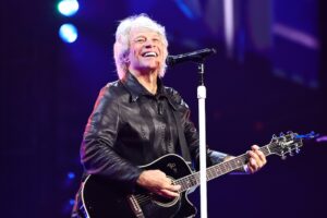 Bon Jovi donne le coup d'envoi de la « Forever Tour » au MSG alors que Jon Bon Jovi revient d'une chirurgie vocale