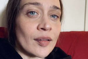 Fiona Apple dit qu'elle essaie d'écrire sur « un barrage d'horreurs sans fin » mais qu'elle a du mal