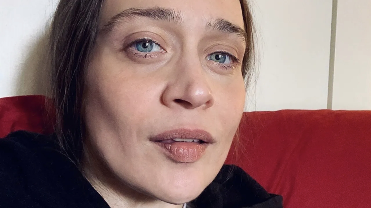 Fiona Apple dit qu'elle essaie d'écrire sur "un barrage d'horreurs sans fin" mais qu'elle a du mal