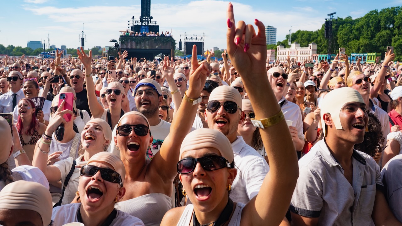 Pitbull obtient le record mondial Guinness du plus grand rassemblement de personnes chauves