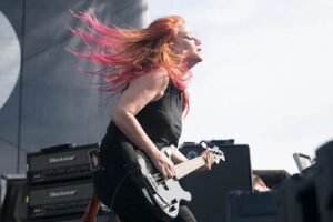 300 000 $ versés à la lutte contre le cancer du cerveau de la bassiste de L7, Jennifer Finch