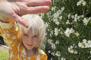 REGARDER : Elaine Walker mélange science-fiction et musique microtonale sur le nouvel album de mini-films « MACROCHIP »