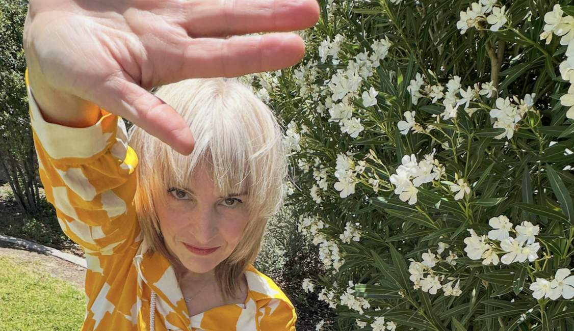 REGARDER : Elaine Walker mélange science-fiction et musique microtonale sur le nouvel album de mini-films « MACROCHIP »