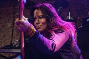 Jennifer Finch, la bassiste de L7, est décédée à 59 ans d'un cancer du cerveau
