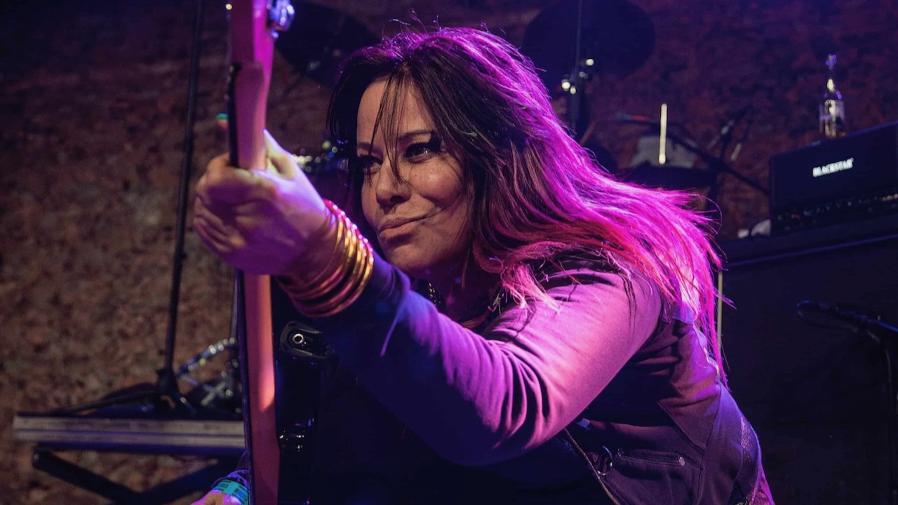 Jennifer Finch, la bassiste de L7, est décédée à 59 ans d'un cancer du cerveau