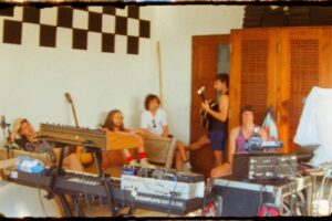 The Strokes devient bizarre sur le nouvel album Reality Awaits : critique