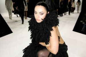 Charli XCX lutte avec grandeur dans la musique, la mode et le cinéma : critique