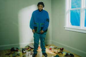 Joy Oladokun annonce un nouvel album Hope Is a Heavy Thing et partage « Kind »