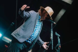 Bon Iver interprète l'intégralité des reprises de Bob Dylan dans le rôle de Bon Dylan au Festival des Eaux Claires