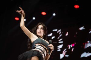 María Becerra brille à travers la fumée et le bruit à Madrid