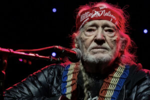 Willie Nelson veut que les communautés « combattent » les centres de données dans une lettre ouverte