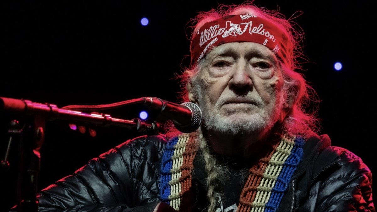 Willie Nelson veut que les communautés « combattent » les centres de données dans une lettre ouverte