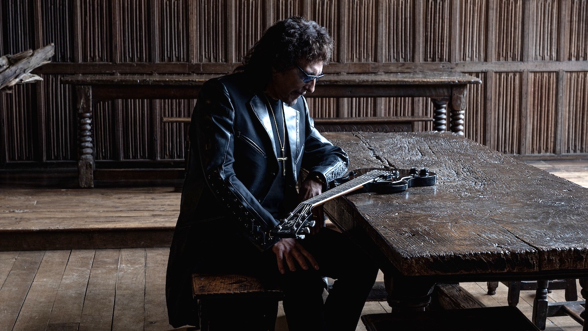 Tony Iommi annonce un nouvel album solo et lance "World Alone"