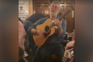 La performance finale de Glen Hansard filmée quelques heures avant sa mort