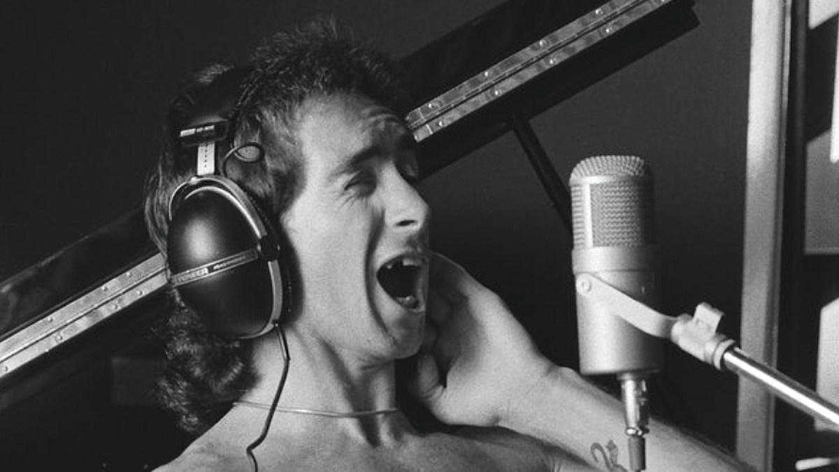 Des images rares et des hommages à Bon Scott publiés pour le 80e anniversaire du chanteur d'AC/DC