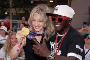 Flavour Flav célèbre les olympiennes américaines à Vegas avec les Backstreet Boys, Ed Sheeran