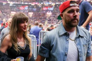 Les fans de Taylor Swift et Travis Kelce se réunissent pour avoir un aperçu du mariage top secret : NPR