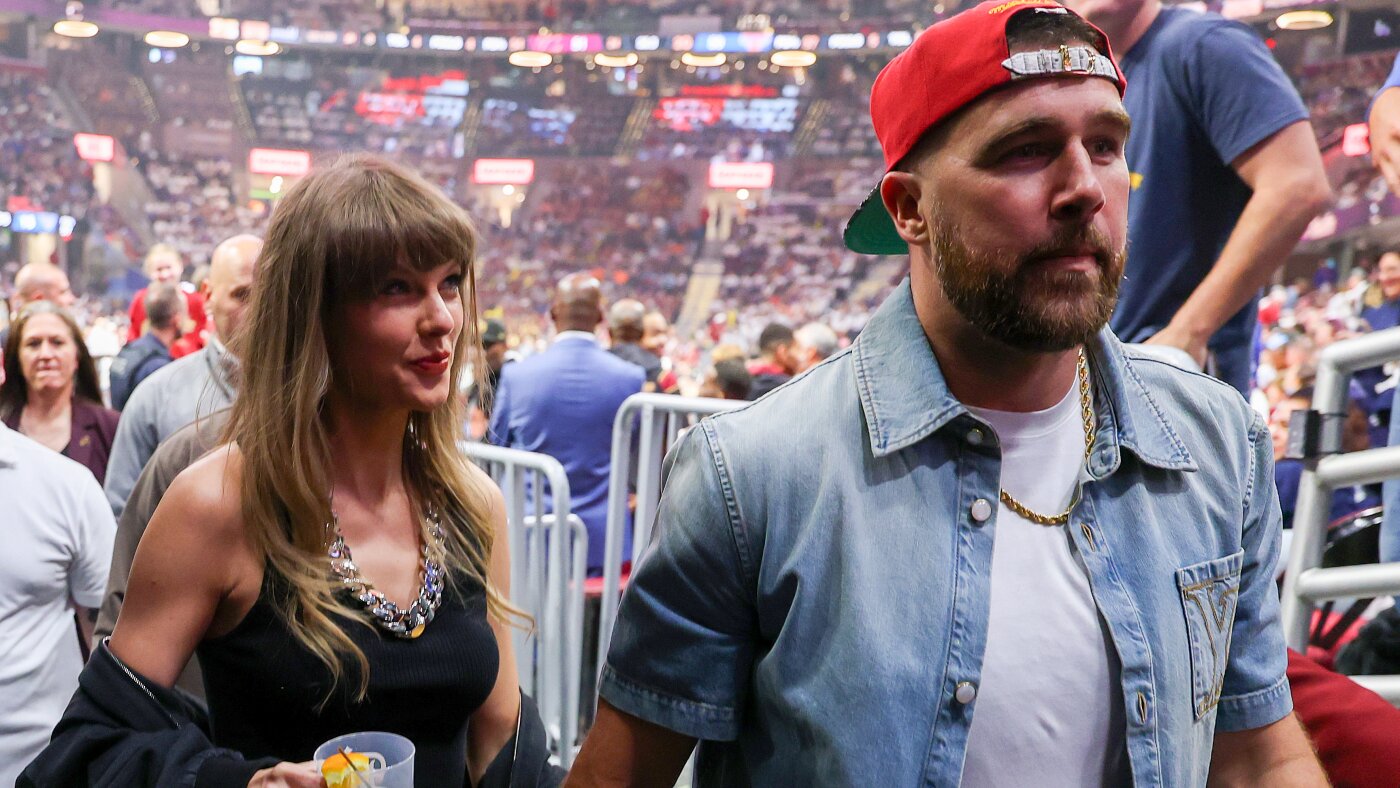 Les fans de Taylor Swift et Travis Kelce se réunissent pour avoir un aperçu du mariage top secret : NPR